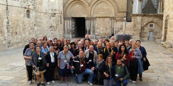 Iglesia del Santo Sepulcro Pilgrims at the Holy Sepulchre Church in Jerusalem